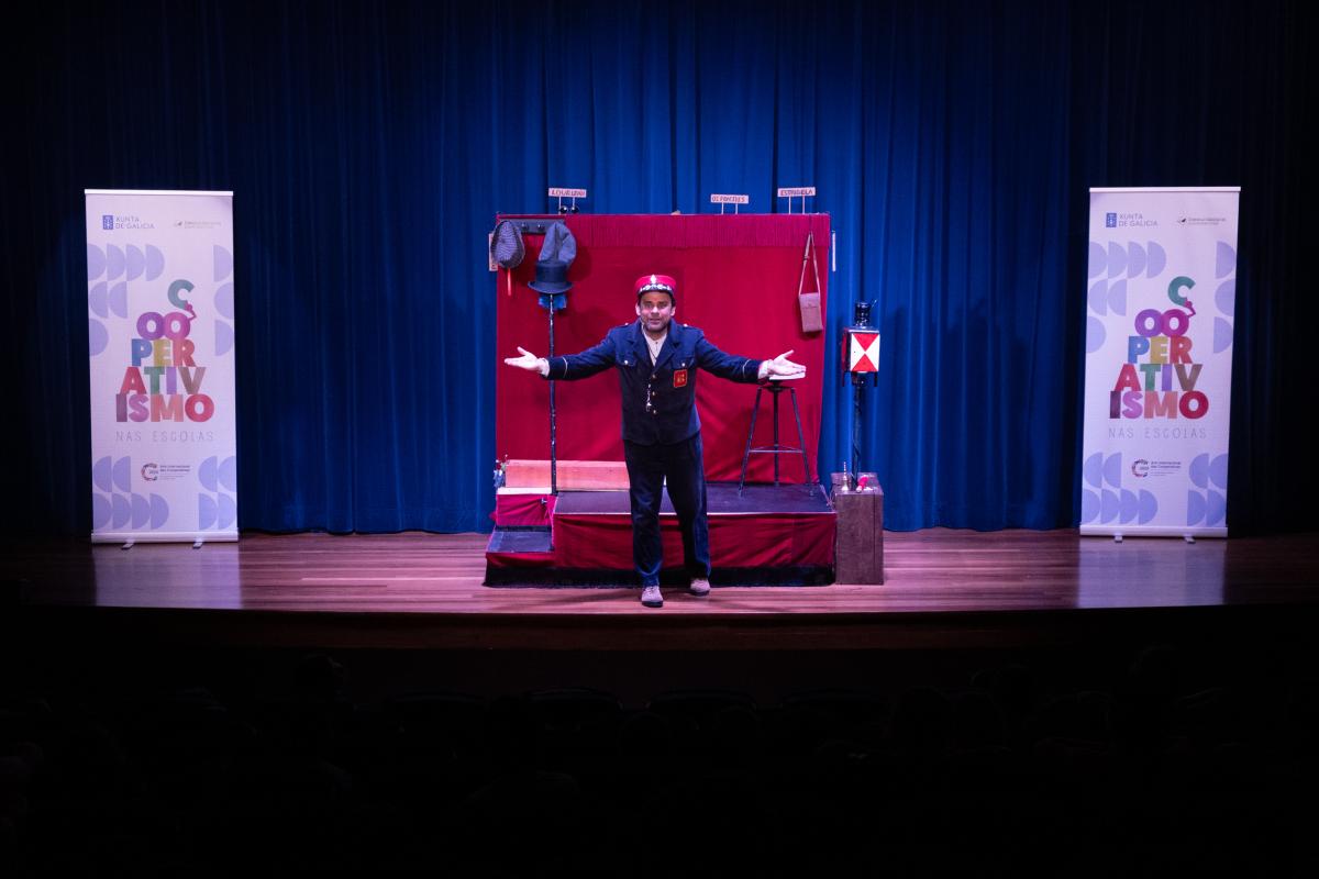 A Xunta galardoa ao CEIP Pintor Antonio Fernández de Tomiño polo seu traballo en prol do cooperativismo entre o alumnado